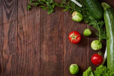The round frame made of vegetables and herbs on a wooden background, copy space Foto stock