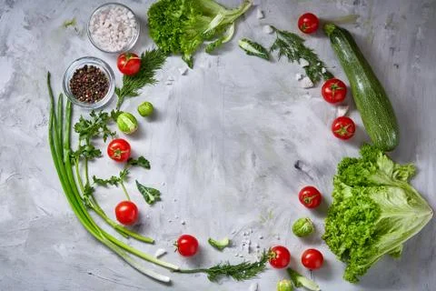 The round frame made of vegetables and herbs on a white textured background Foto stock