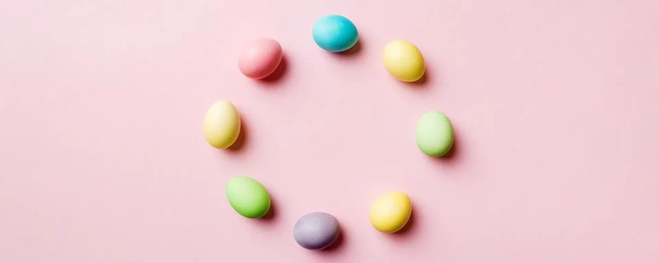 Round frame Multi colors Easter eggs on colored background . Pastel color Eas Stockfoto's