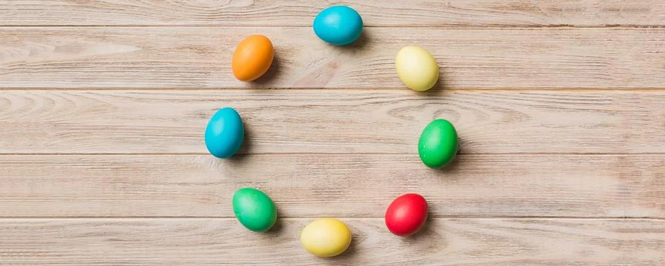 Round frame Multi colors Easter eggs on colored background . Pastel color Eas 스톡 사진