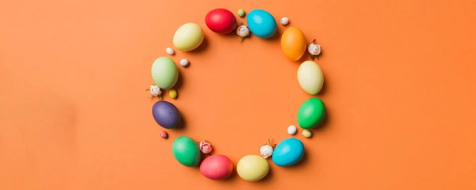 Round frame Multi colors Easter eggs on colored background . Pastel color Eas 스톡 사진