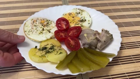 Round fried eggs with tomatoes on a white plate on a tablecloth 库存影片 274598514