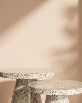 Round granite stone table display platform with sunlight shadow on plain co.. Illustrazione stock