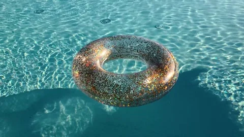 Round inflatable floats in pool clear water. 스톡 동영상 247494381