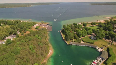 Round Lake Charlevoix 스톡 동영상 222181084