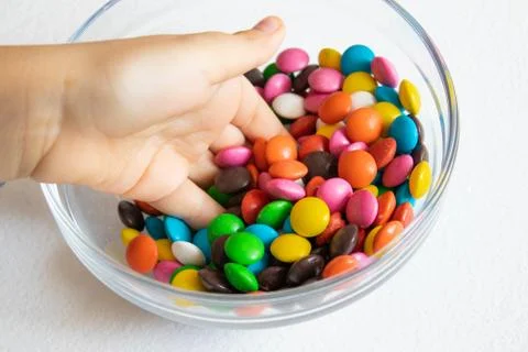 Round, multi-colored candies. Candy close-up, in a glass container. Foto stock