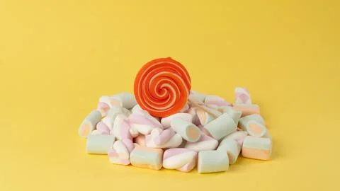 Round multi-colored lollipop in marshmallows, background for a sweet tooth Foto stock