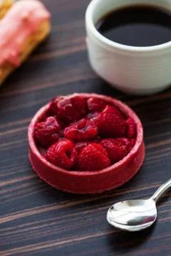 Round raspberry cake decorated with fresh raspberries. Foto stock