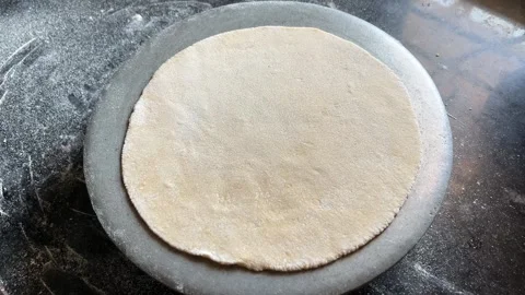 Round Roti Rolled on Chakla | 스톡 동영상 318973112