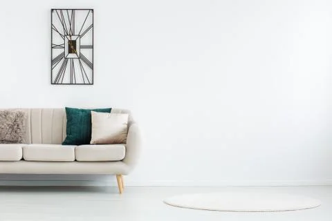 Round rug in empty room Stock-Fotos