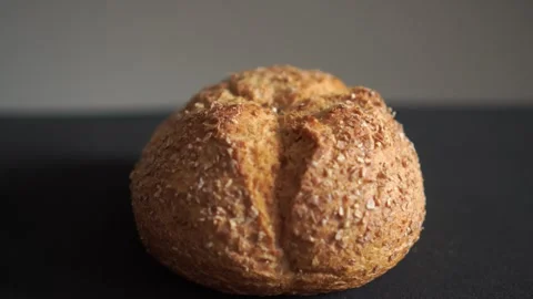 Round rustic bread roll with deep crust crack macro loop video Video stock 318844492