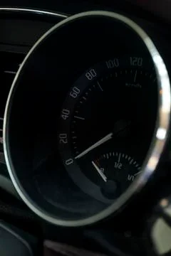 Round speedometer macro. The white arrow on the speedometer. The odometer Stock-Fotos
