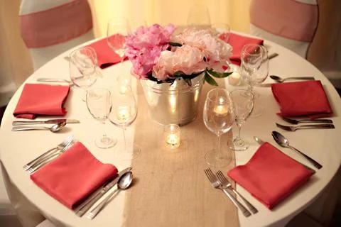 Round table, pink decor Foto stock