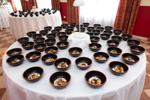Round table prepared for a tasting event featuring small bowls of gourmet foo 库存照片