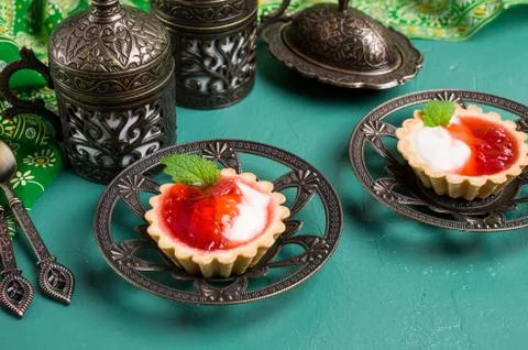 Round tartlets with red jam Stock-Fotos