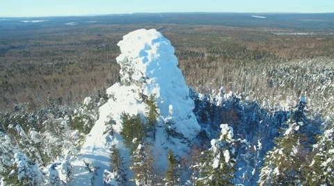 Round visibility among high snowy stone dense forest 스톡 동영상 60650448