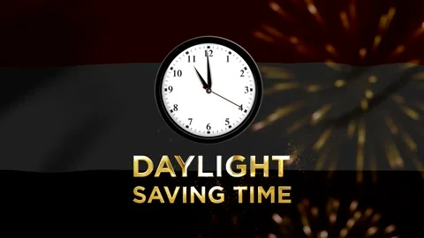 A round wall clock indicating daylight saving time with glowing golden text.. 스톡 동영상 346541203