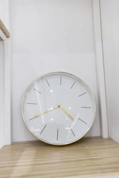 Round wall clock on white background. Minimal creativity concept Foto stock