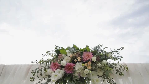 Round wedding arch with flowers and green leaves. Wedding decor, wedding arch Vídeo Stock 99740261