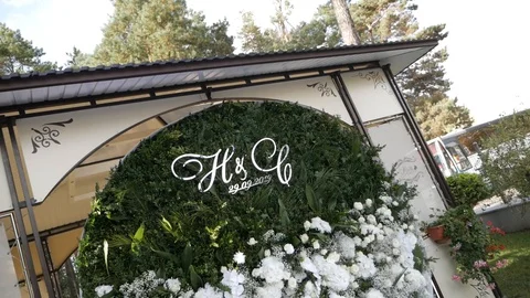 Round wedding arch of white flowers 스톡 동영상 130054559