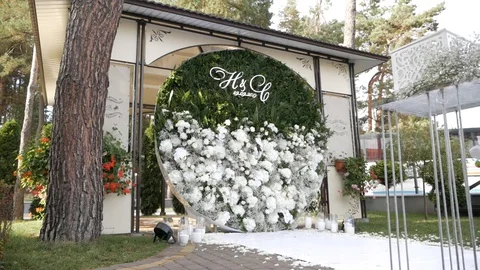 Round wedding arch of white flowers 스톡 동영상 130054565