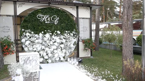 Round wedding arch of white flowers 스톡 동영상 130054566