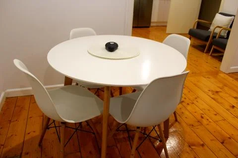 Round white dining table with four chairs Foto stock