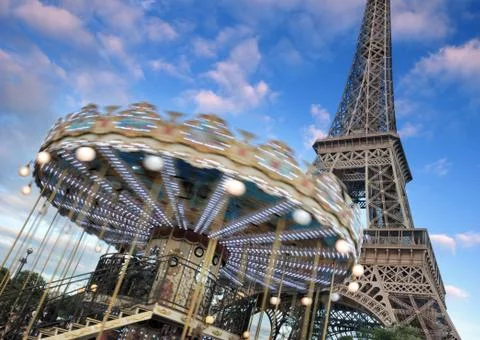 Roundabout and Eiffel tower. 스톡 사진