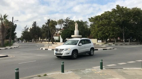 Roundabout with a statue on it in Larnaca Video stock 89669618