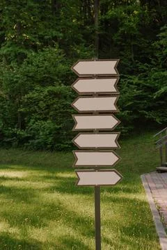 Rout pointer in the park. Wooden pointer with blank space for text. Foto stock