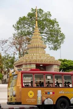 Route 53 Bus Passing Wat Pho in Bangkok Foto stock