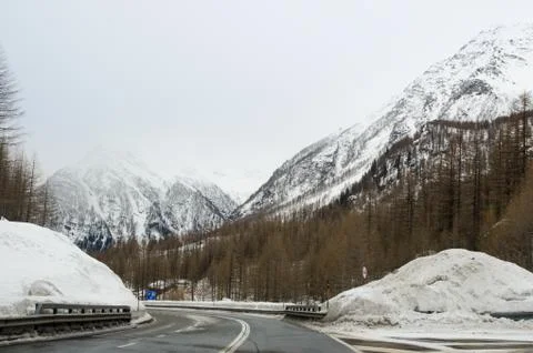 Route between the mountains. Fotos de archivo