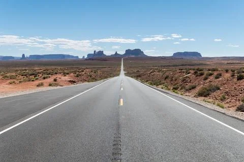 Route with a straight view to the most iconic view of Monument Valley Nationa Foto stock