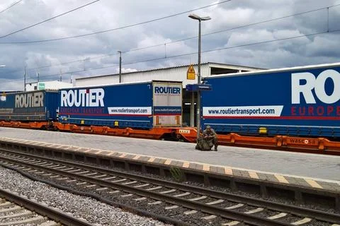   Routier European Transport aus Rumänien. Güterzug bzw Bahn - Transporte,. Stock Photos