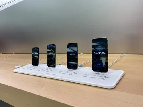 A row of all of the models of the iPhone 12  at an Apple store. Foto stock