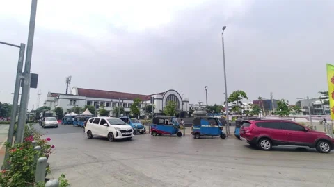 Row of bajaj parked on the side of the road at Kota Tua Jakarta Vídeo Stock 246655116