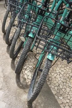 Row of bicycles with baskets on the front Stock-Fotos