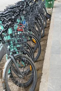 Row of bicycles with baskets on the front Foto stock