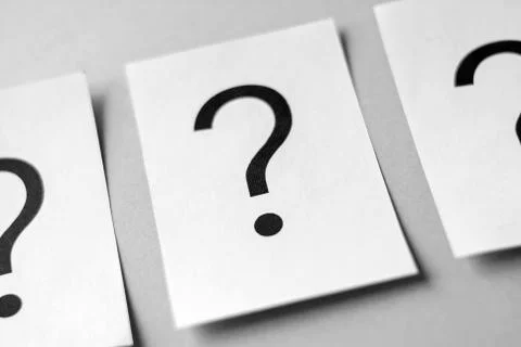 Row of black question marks on white cards Foto stock