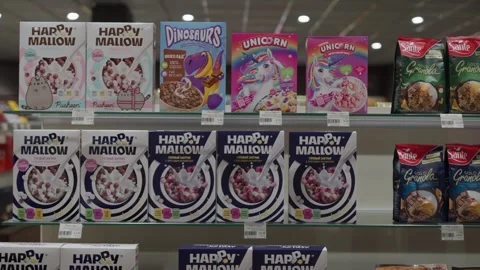 Row Of Breakfast Cereal Boxes On Grocery Shelf. Minsk, Belarus - july 22, 2025 Vídeos de archivo 316682382