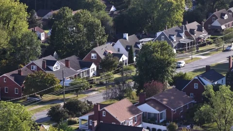 Row of Brick Cape Cod Houses With Dormers 库存影片 347703521