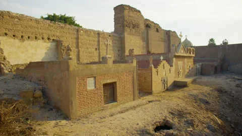 A row of brick tombs with crosses  Vídeos de archivo 306027072
