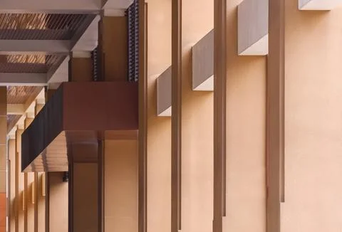 Row of brown concrete rectangular columns in entrance area of modern buildi.. Foto stock