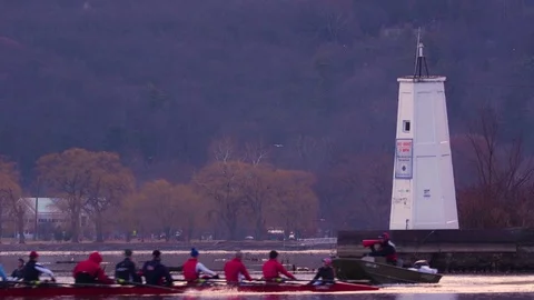 Row Captain Encourages Team 스톡 동영상 98955252