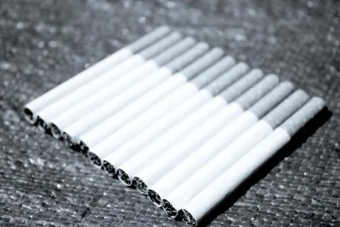 Row of cigarettes on table Foto stock