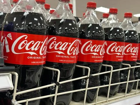 Row of Coca-Cola Bottles on Store Shelf Stock-Fotos