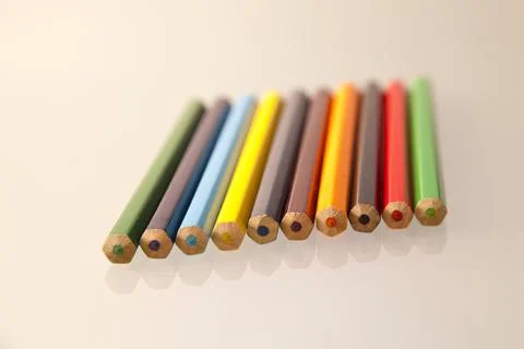 Row of colored pencils with sharp points Foto stock