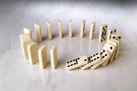 Row of dominoes in a circle shape Foto stock