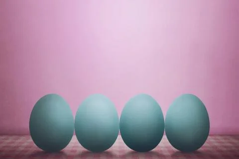 Row of easter eggs on desk Foto stock