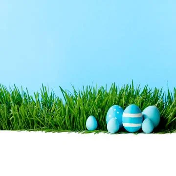 Row of Easter Eggs in grass Stockfoto's